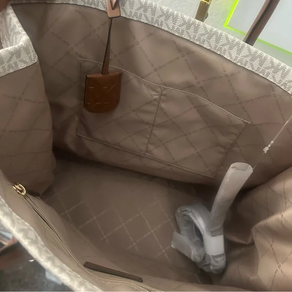 Michael Kors Jet Set Large Logo Tote Bag - Picture 6 of 6